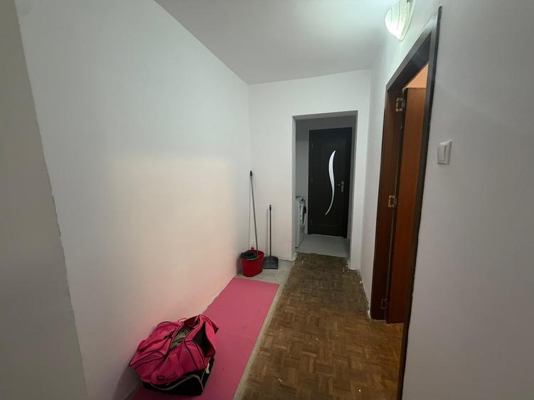 Apartament cu 3 camere semidecomandat, mobilat în Titan