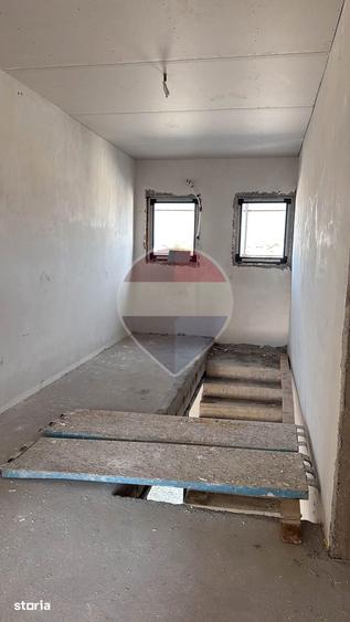 Casă cu 5 camere cu Teren 500 Mp în Malu Mare