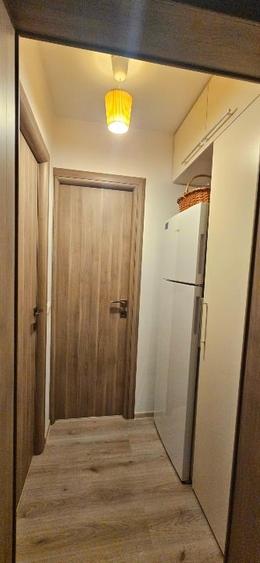 Apartament cu 3 camere semidecomandat în Berceni