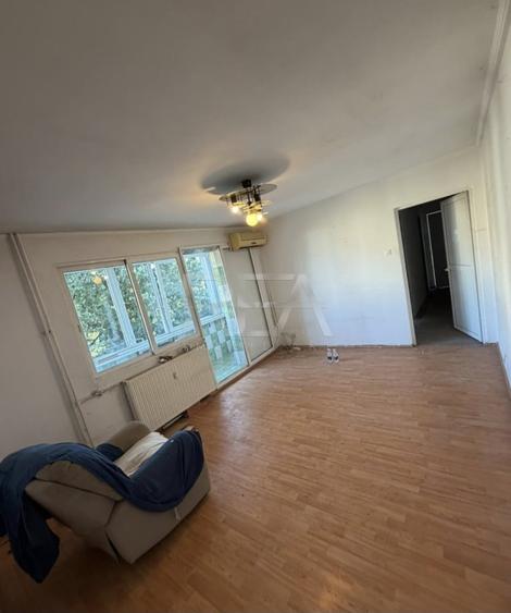Apartament cu 4 camere semidecomandat în Apusului