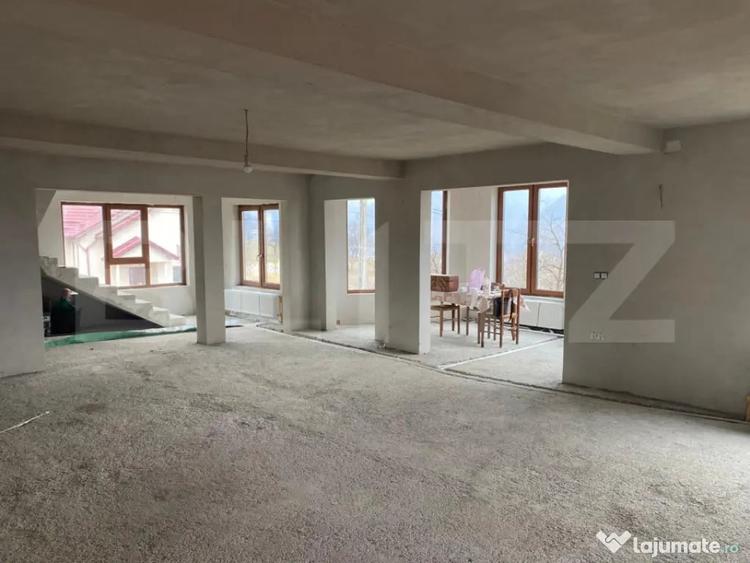 Casă cu 5 camere cu Teren 7100 Mp în Central