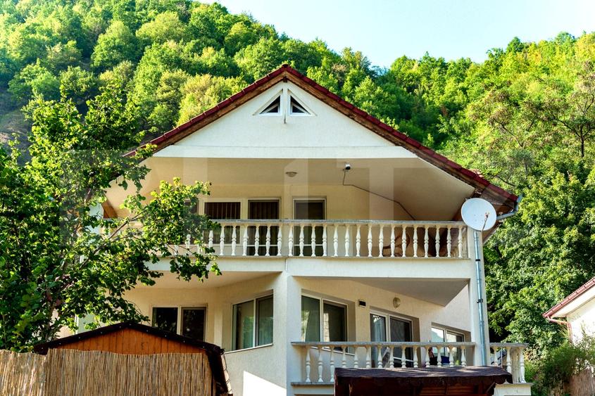 Casă individuală cu 6 camere cu Piscina în Valea Mănăstirii