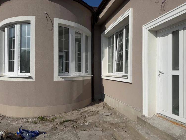 Casă cu 3 camere cu Teren 1500 Mp în Iosia