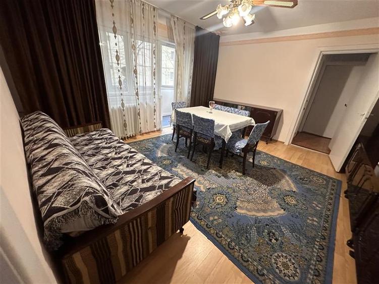 Apartament cu 3 camere semidecomandat în Lipovei