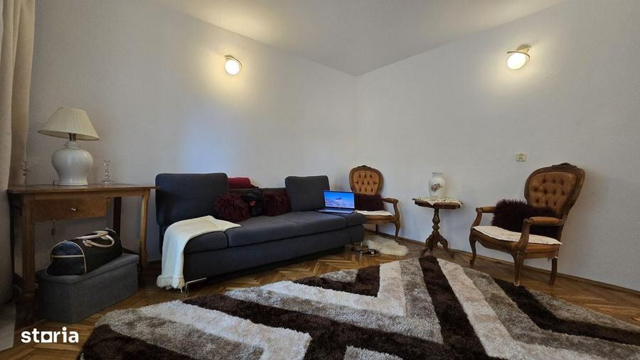 Casă cu 4 camere decomandat în Central