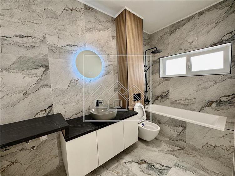 Apartament cu 3 camere decomandat în Exterior Vest