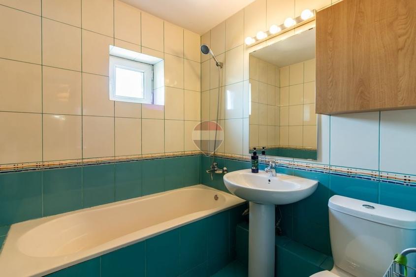 Apartament cu 3 camere semidecomandat, mobilat în Drumul Sării