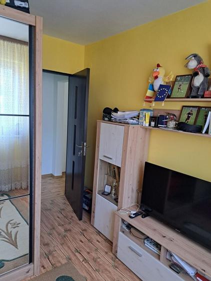 Apartament cu 4 camere semidecomandat în Drumul Carului