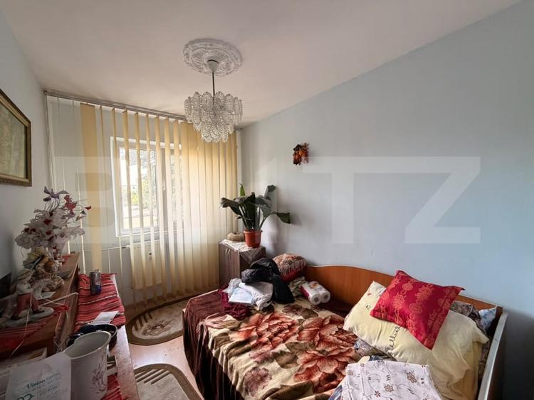 Apartament cu 3 camere semidecomandat, mobilat în Cornitoiu