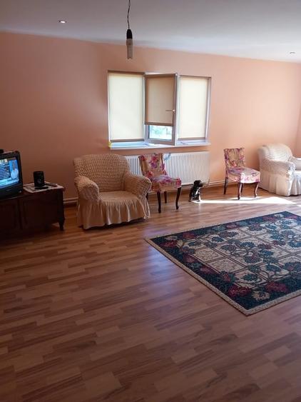 Casă cu 7 camere cu Teren 1000 Mp în Central
