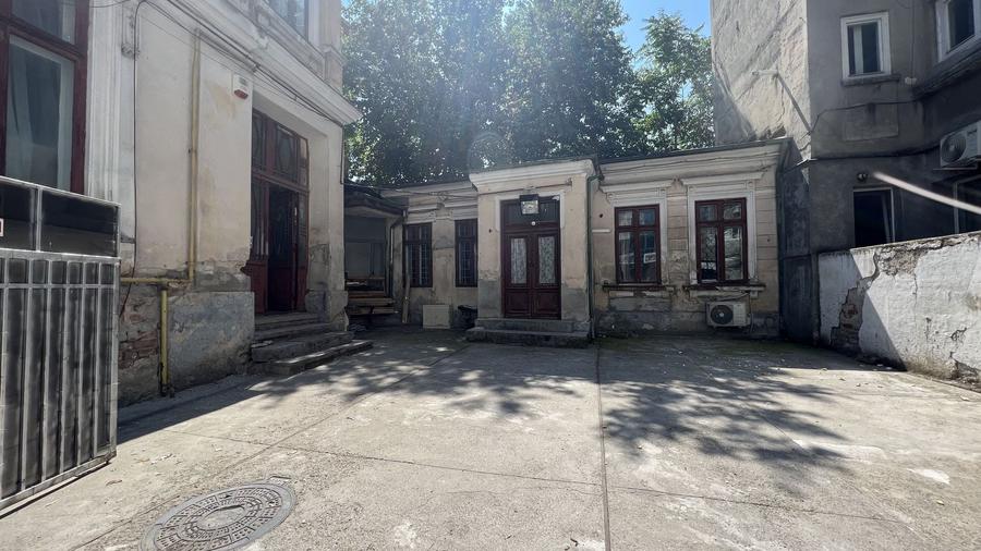 Casă individuală cu 13 camere cu Canalizare în Batistei