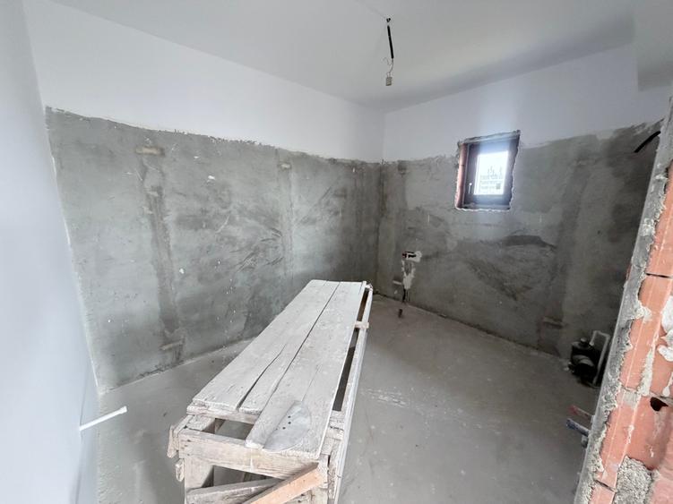 Casă individuală cu 5 camere cu Teren 492 Mp în Exterior Sud
