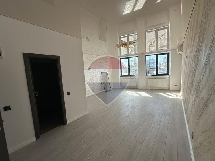 Casă individuală cu 10 camere cu Teren 392 Mp în Piața Centrală