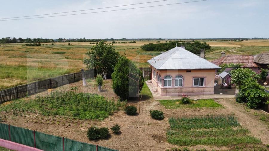 Casă individuală cu 5 camere cu Teren 2300 Mp în Exterior Sud