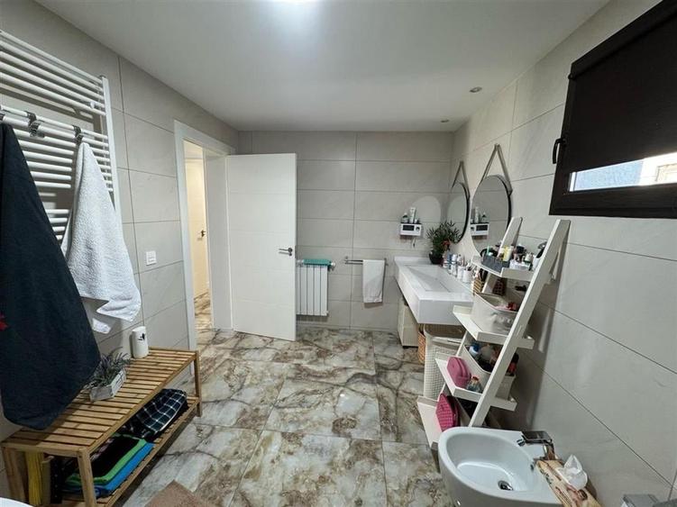 Casă individuală cu 5 camere cu Canalizare în Câmpineanca