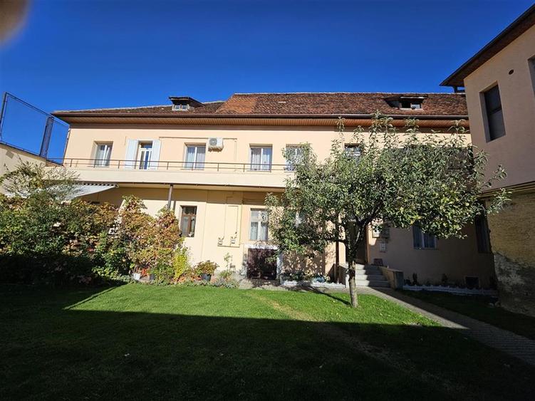 Apartament cu 3 camere decomandat, mobilat în Centrul Istoric