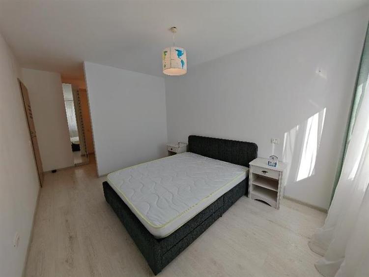 Apartament cu 3 camere decomandat, mobilat în Tractorul