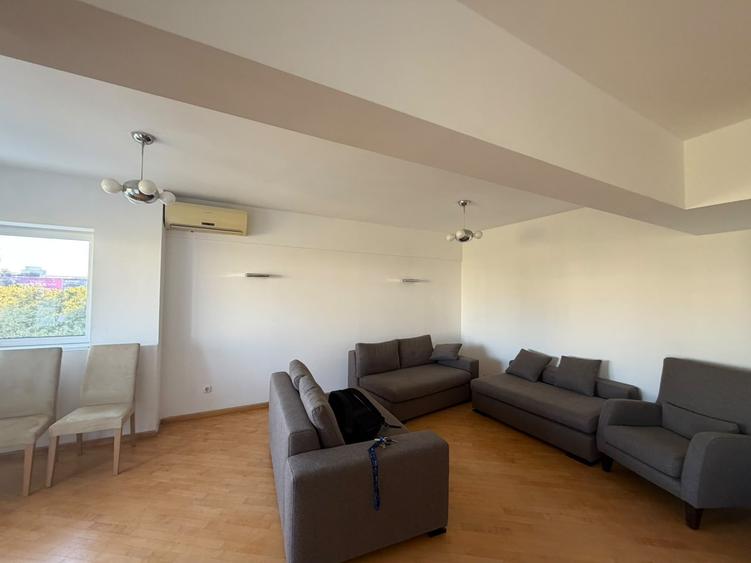 Apartament cu 4 camere semidecomandat în Unirii