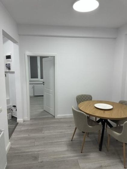 Apartament cu 3 camere semidecomandat, mobilat în Lipscani
