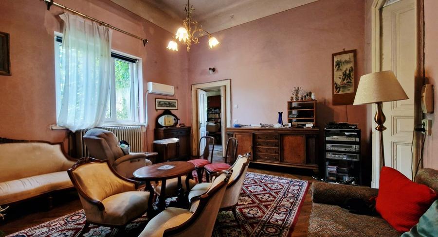 Apartament cu 5 camere semidecomandat în Dacia