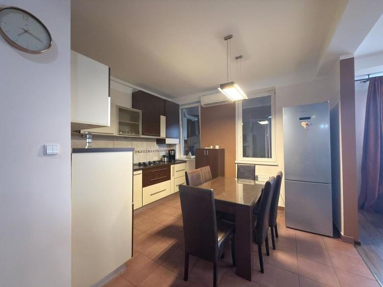 Apartament cu 3 camere decomandat în Girocului