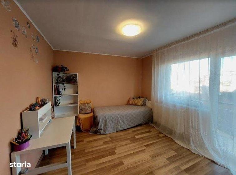 Apartament cu 3 camere semidecomandat în Bună Ziua