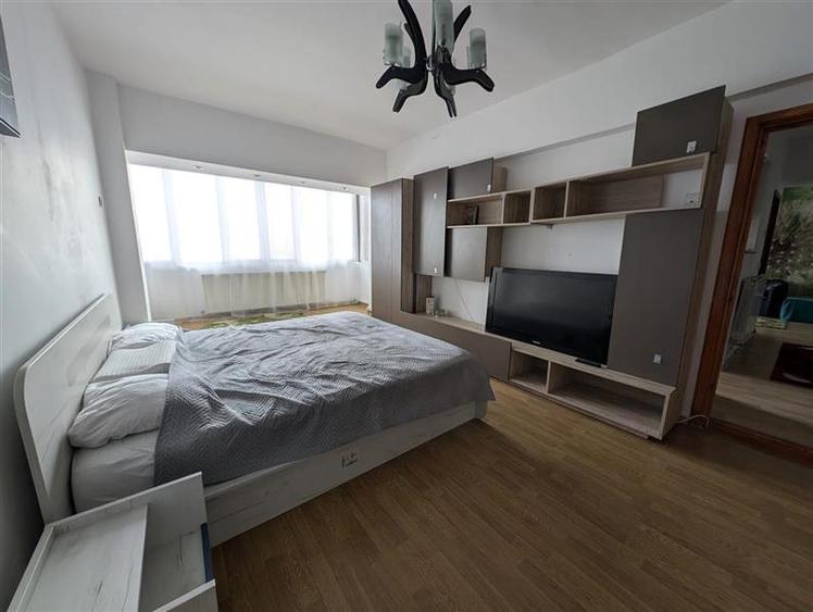 Apartament cu 3 camere semidecomandat în Ultracentral