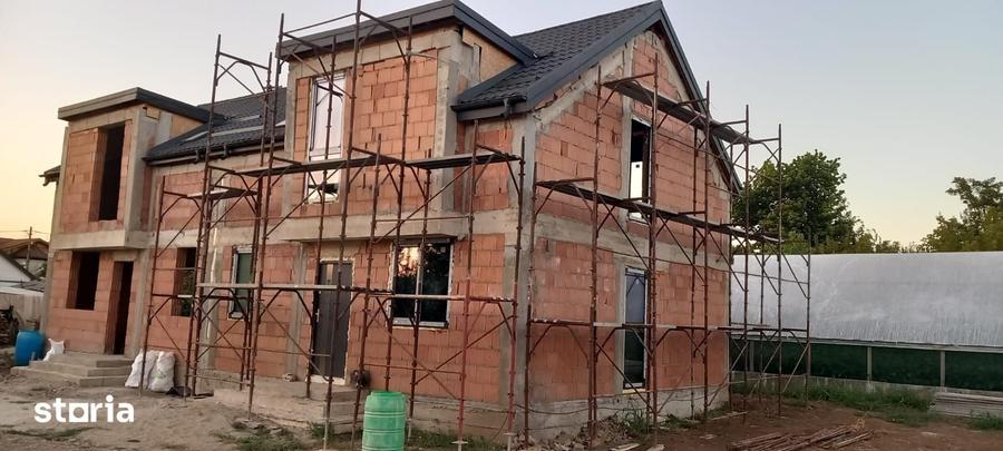 Casă cu 4 camere cu Teren 250 Mp în Central