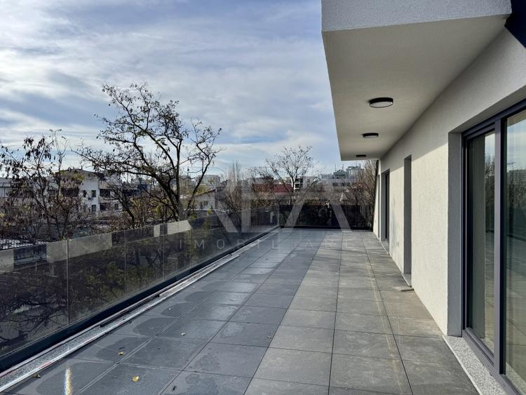 Apartament cu 3 camere semidecomandat în Matei Voievod