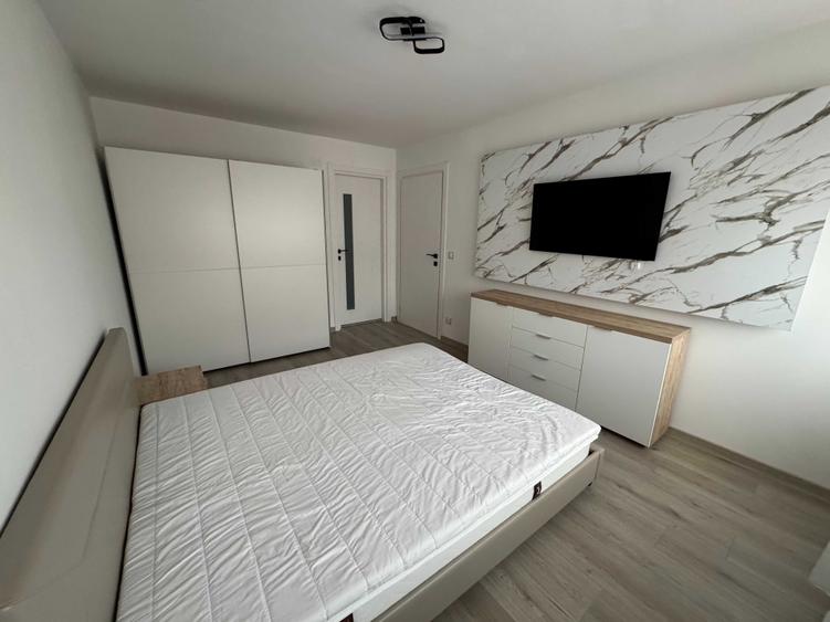 Casă cu 4 camere în 1 Decembrie