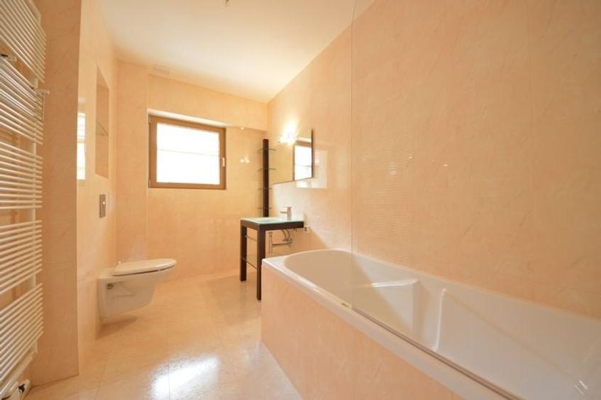 Apartament cu 5 camere decomandat în Primăverii