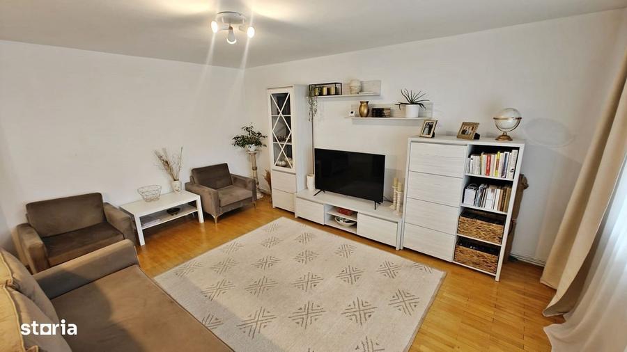 Apartament cu 4 camere decomandat în Central