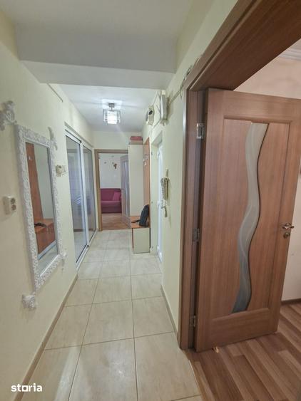 Apartament cu 3 camere decomandat în Botizului