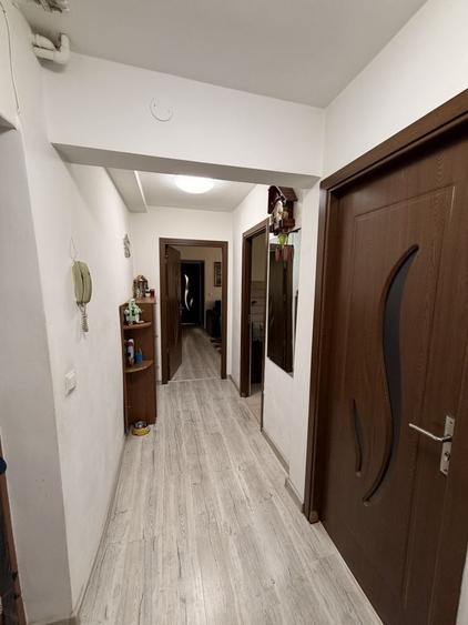 Apartament cu 3 camere semidecomandat în Central