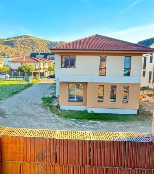 Casă individuală cu 4 camere cu Teren 195 Mp în Florești