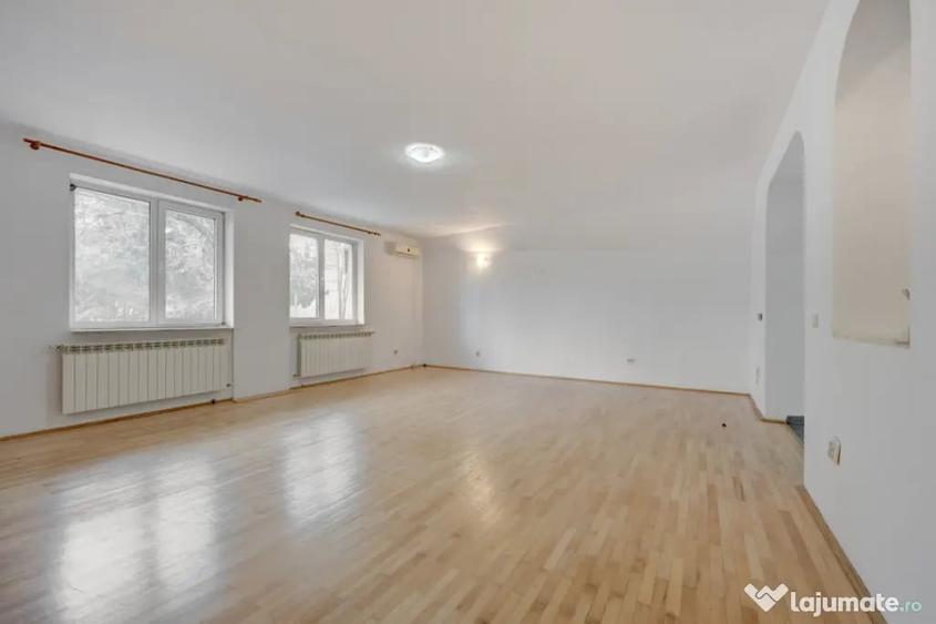 Casă cu 7 camere cu Teren 300 Mp în Uverturii