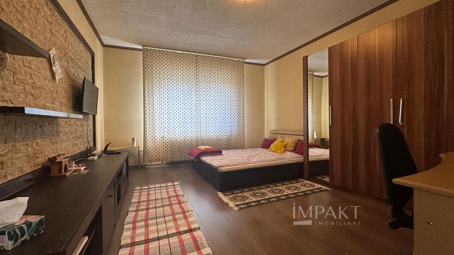 Casă individuală cu 10 camere decomandat cu Canalizare în Central