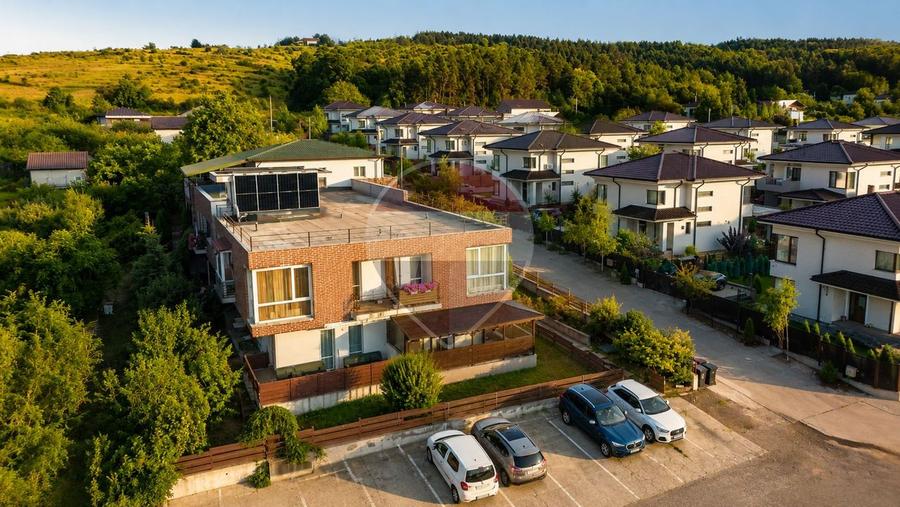 Apartament cu 3 camere decomandat, mobilat în Bucium