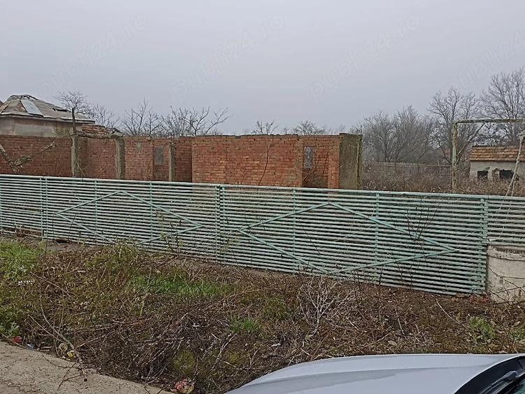 Casă cu 6 camere cu Teren 1800 Mp în Galbenu