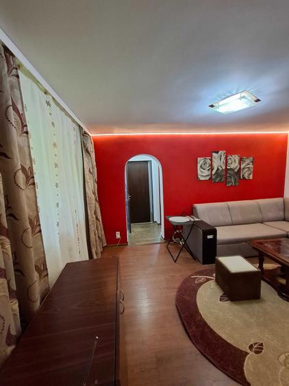 Apartament cu 3 camere semidecomandat în Central