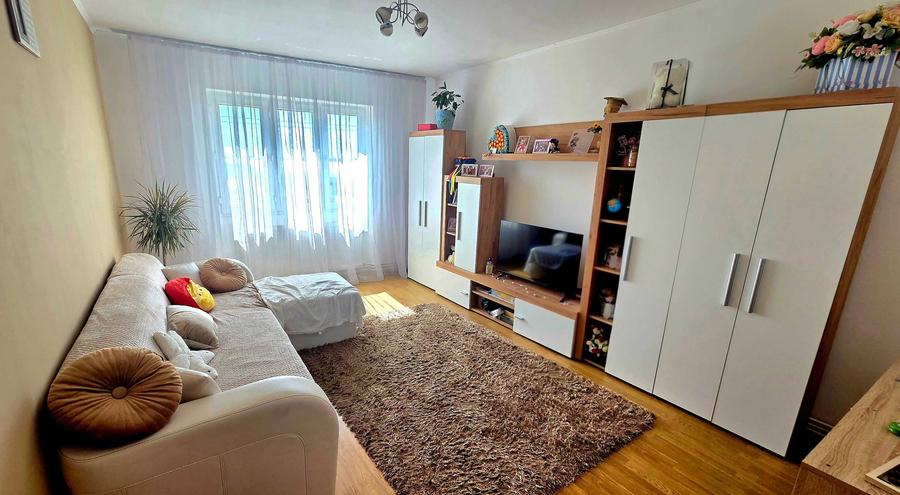 Apartament cu 3 camere decomandat în Exterior Vest