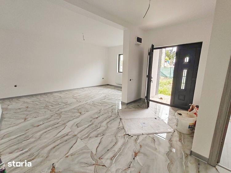 Casă cu 6 camere cu Teren 527 Mp în Lumina