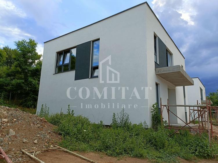 Casă individuală cu 4 camere cu Canalizare în Luna de Sus