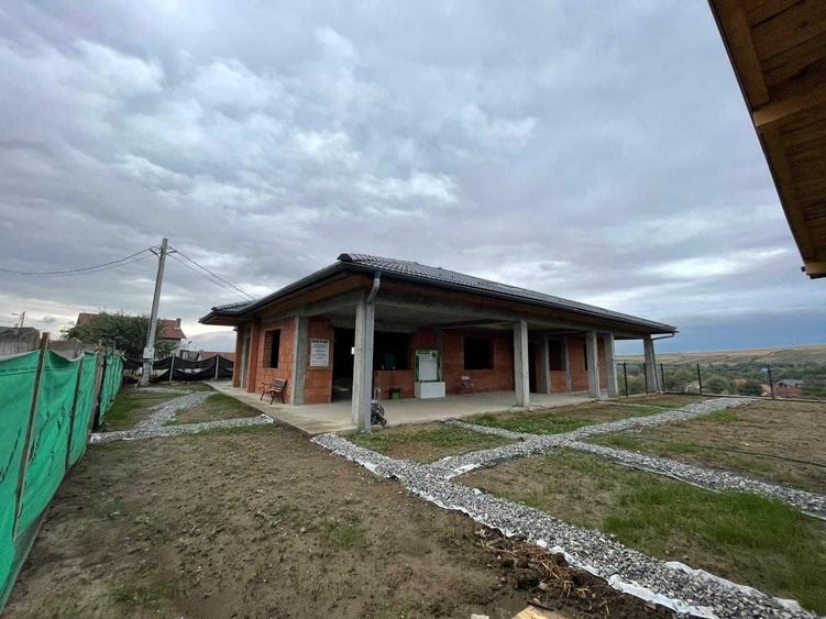 Casă cu 4 camere în Peștișu Mare