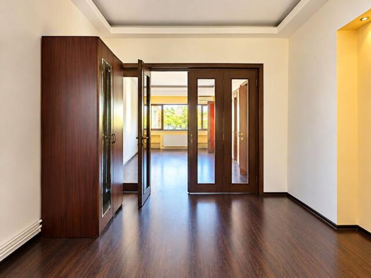 Apartament cu 3 camere semidecomandat în P-ța Romană