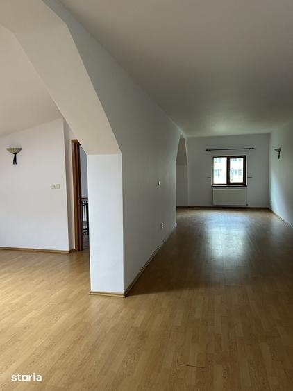 Casă cu 8 camere cu Teren 250 Mp în Tei