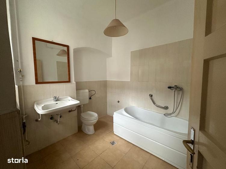 Casă cu 4 camere cu Teren 294 Mp în Central