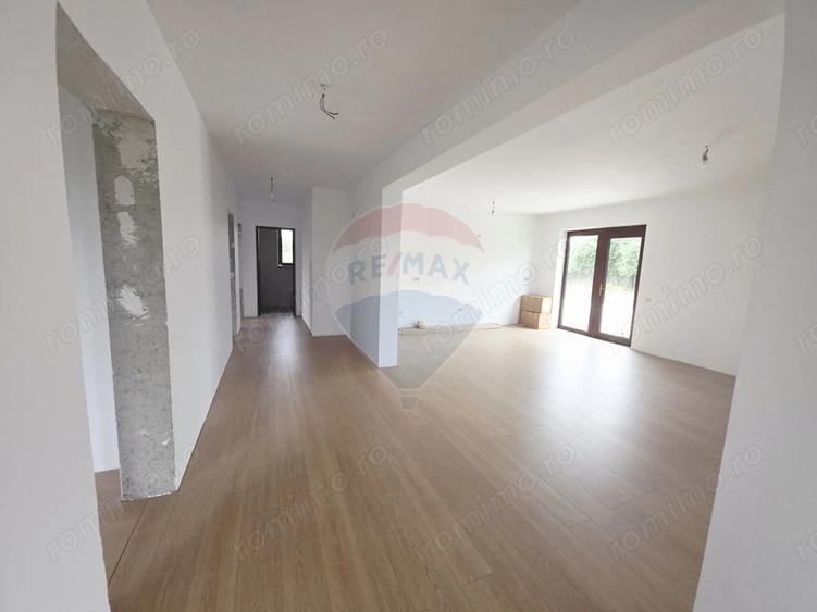 Casă cu 5 camere cu Teren 6110 Mp în Girov