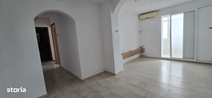 Apartament cu 3 camere în Micro 6