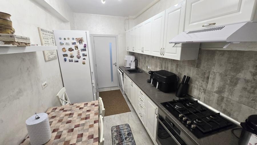 Apartament cu 3 camere decomandat în Drumul Taberei